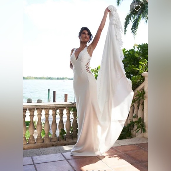 Essence of Australia Wedding Dress - Picture 1 of 7